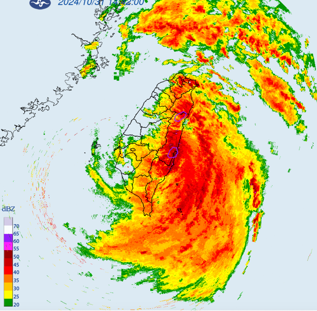 颱風中心在台東的北北東方約 40 公里之處，目前全台強風豪雨正增強的當中，中央氣象署更指出，登陸時台東測站吹起14級強風。 圖：翻攝自中央氣象署官網