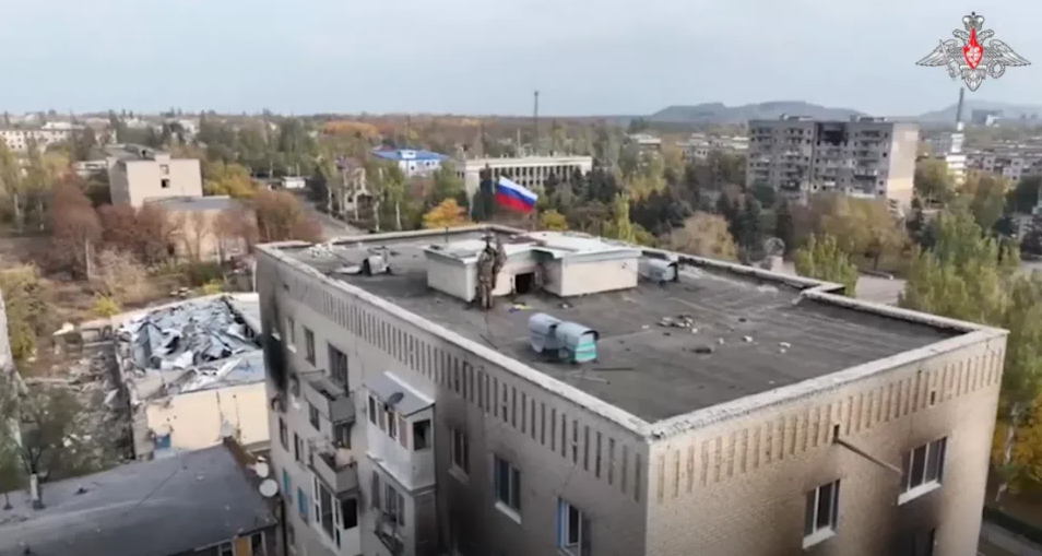 俄軍在塞利多沃地區一棟建築物頂部插上一面俄羅斯國旗。 圖:翻攝自騰訊網