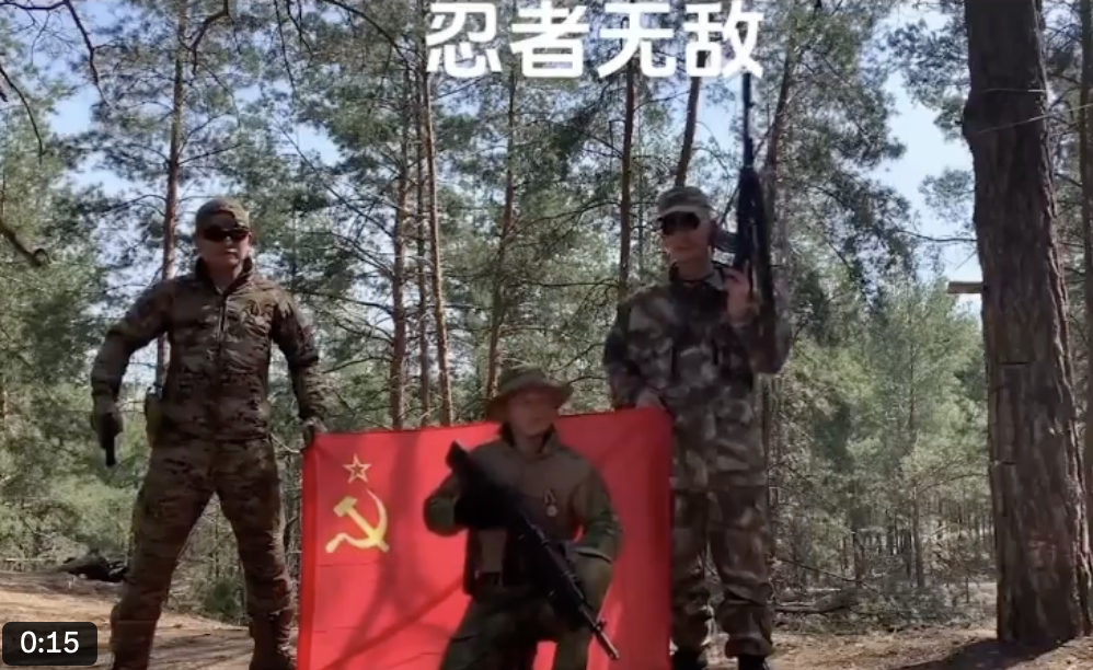 中國傭兵烏俄前線拿中國國旗合照。 圖：翻攝自X / 羅翔