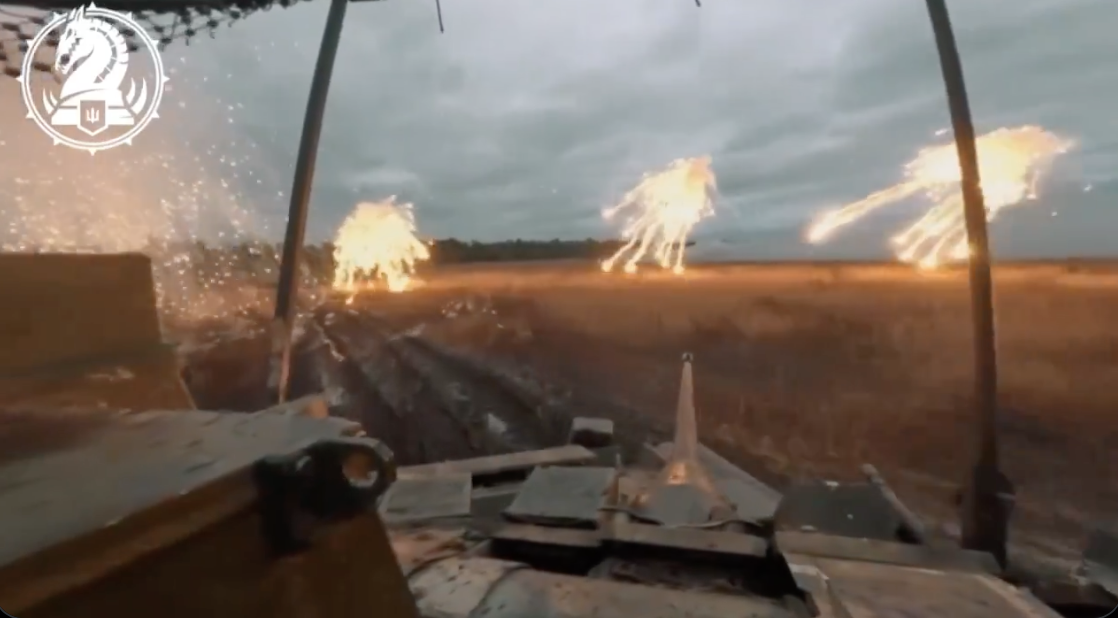 烏克蘭的M2A2「布萊德利」步兵戰車對俄軍在庫爾斯克地區的防線發起猛烈攻勢。 圖：擷取自X /@nexta_tv