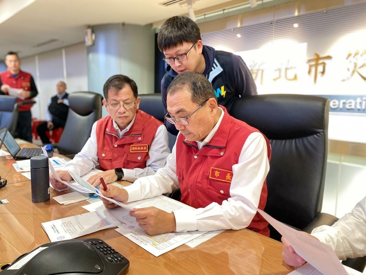 侯友宜一早前往災害應變中心了解颱風過後全市災情最新救災情形。 圖：新北市政府/提供