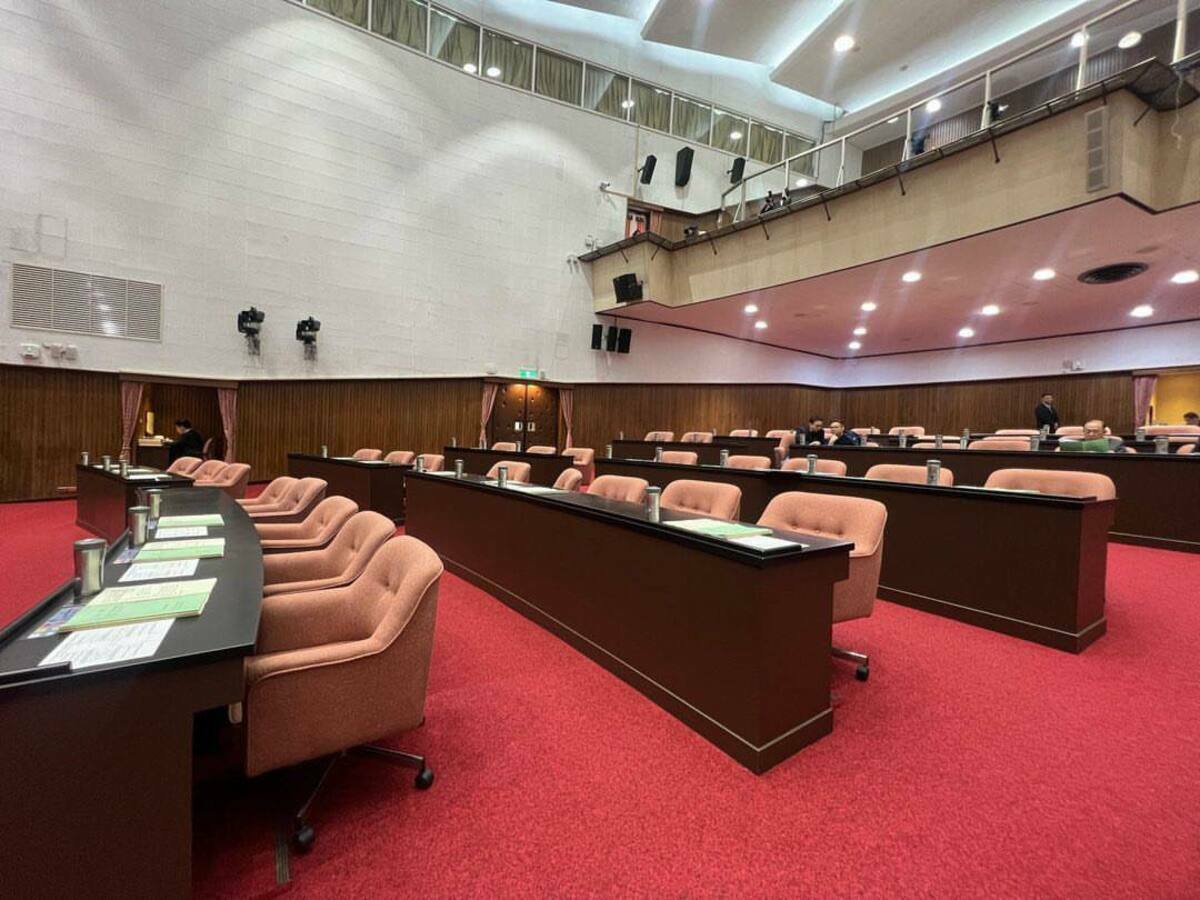行政院長卓榮泰進行總預算報告，國民黨立委僅4、5人出席聆聽。 圖：翻攝自吳思瑤臉書