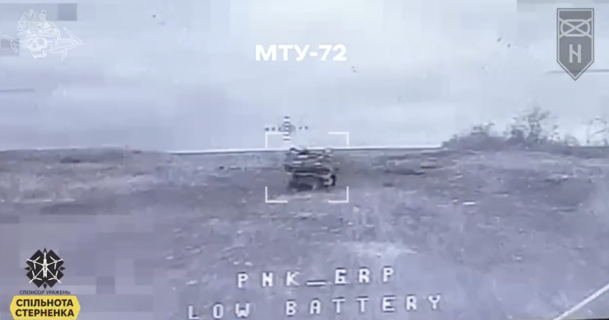 烏克蘭無人機部隊精確打擊多處俄軍設施，多種車輛及軍事裝備都被摧毀。 圖 來源：Ｘ帳號@NOELreports