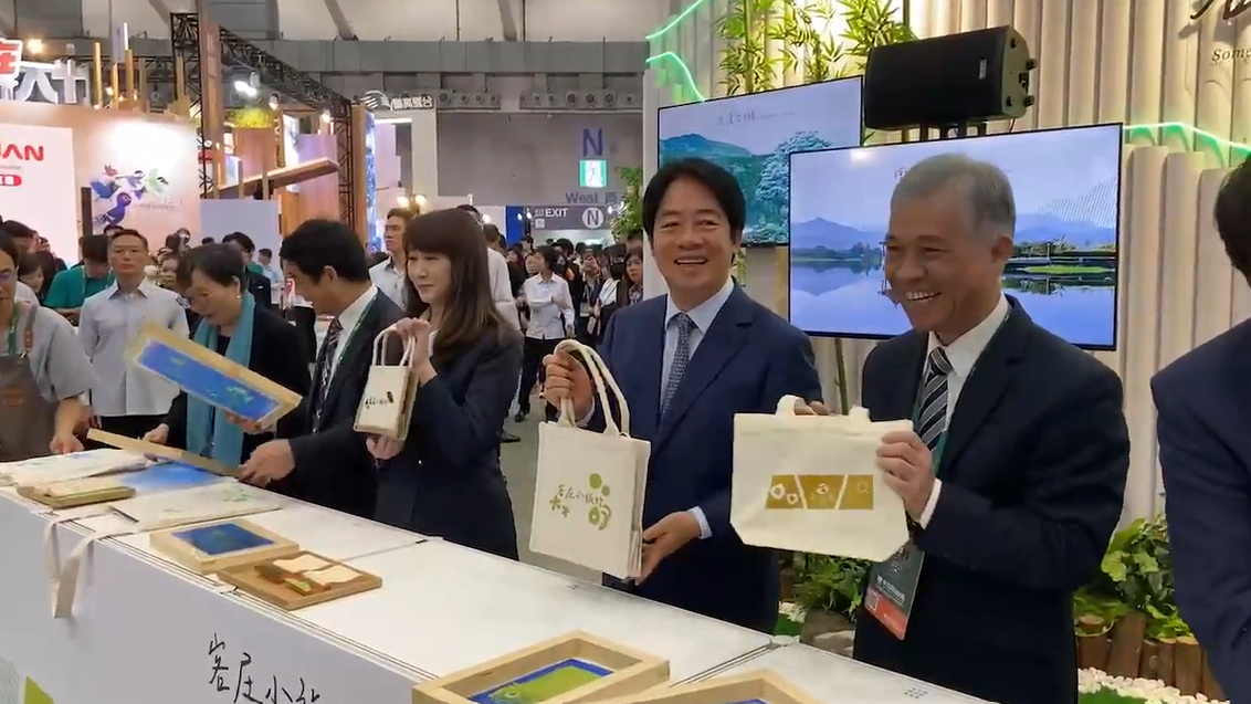 總統賴清德出席台北國際旅展開幕典禮。在參觀展覽時動手絹印愛犬Murphy的飼料袋。 圖：總統府提供