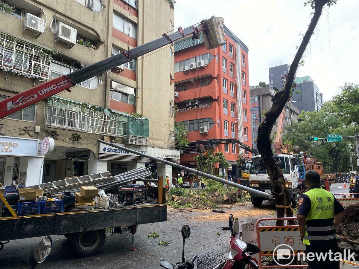 康芮颱風肆虐後，台北市不少路樹倒塌，圖為立法院附近鎮江街、青島東路街口的環保局人員整理路樹。 圖：周煊惠 / 攝