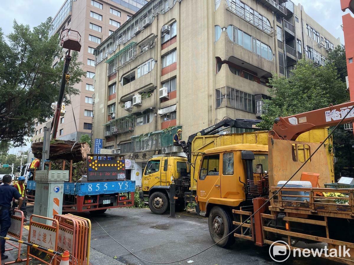 康芮颱風肆虐後，台北市不少路樹倒塌，圖為立法院附近鎮江街、青島東路街口的環保局人員整理路樹。 圖：周煊惠 / 攝