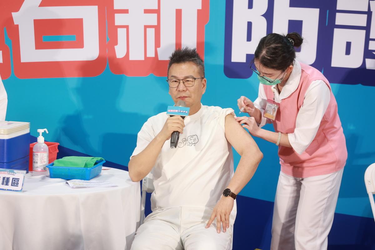公費流感與JN.1新冠疫苗第二階段接種計畫正式啟動，藝人沈玉琳今帶頭接種疫苗。 圖：疾管署／提供