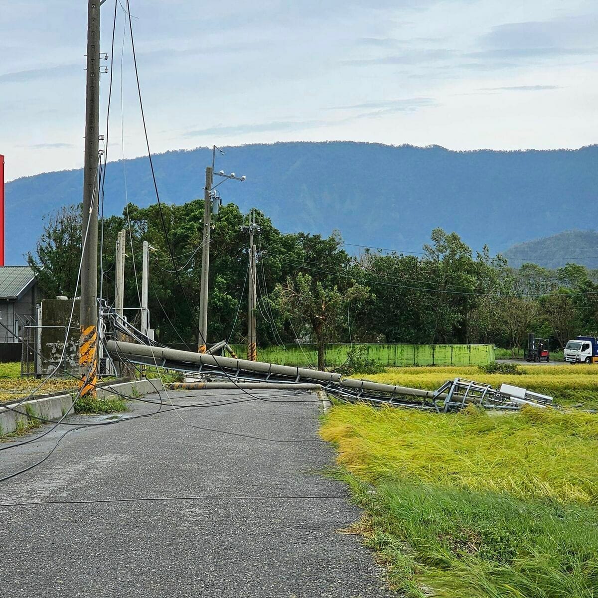 康芮颱風造成台灣多地通訊中斷，包括台北市及新北市等重要區域，影響了中華電信、遠傳電信及台灣大哥大的用戶。 圖：翻攝自臺東縣關山鎮公所