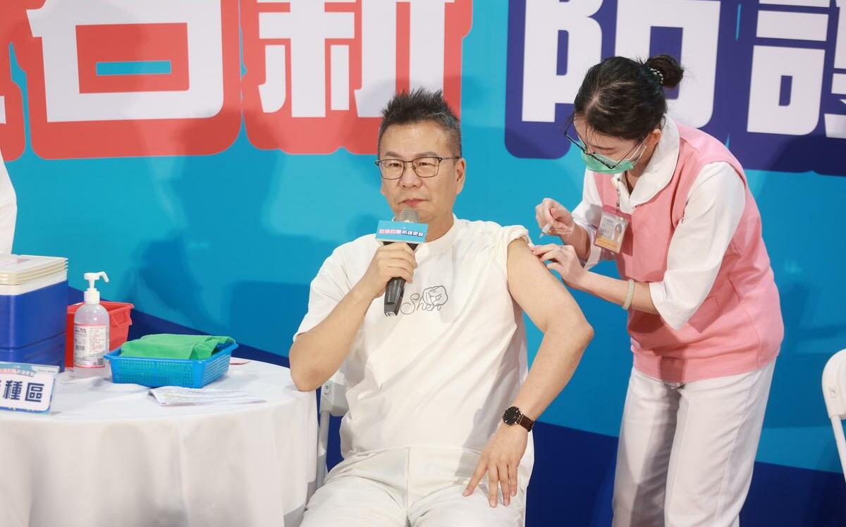 50＋免費！流感、新冠疫苗2階段今開放 疾管署：80家全聯接種站可打