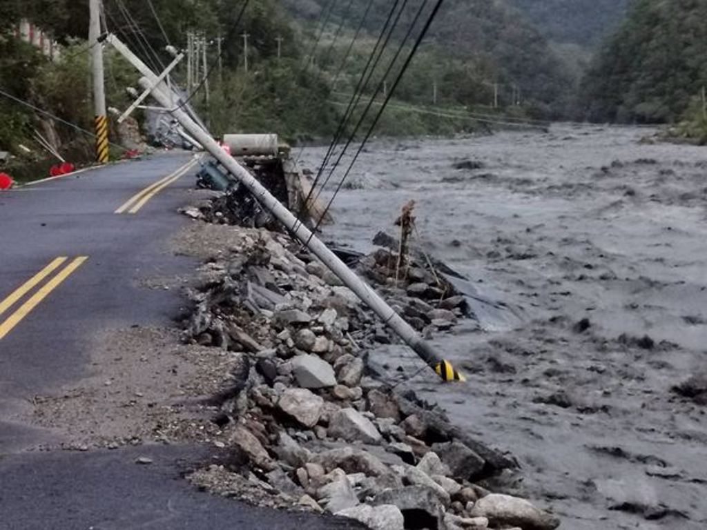 宜蘭縣南澳鎮因豪雨導致溪水暴漲，掏空路基，造成多條道路災情慘重。 圖：南澳鄉公所／提供