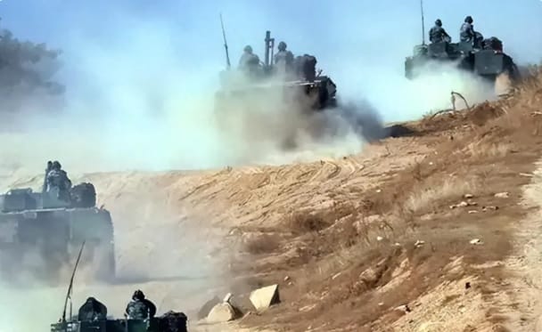 近期有專家透露，稱解放軍第 72 集團軍今年( 2024 年) 5 月進行實戰軍演時，前後發生兩次小意外，導致大量裝甲車動彈不得的事件。(示意圖) 圖：翻攝自 又看風雲起