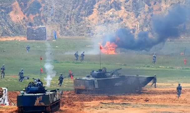 中國專家認為，每次在軍演過程中出現的小意外，都象徵著解放軍的進步空間。圖為解放軍坦克實彈射擊。 圖：翻攝自 又看風雲起