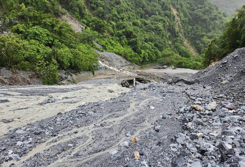 受康芮颱風及地震影響，蘇花路廊多處發生落石坍方、土石流及樹木傾倒災情。 圖：交通部公路局東區養護中心／提供