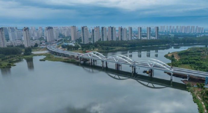 中國官媒《環球時報》前總編輯胡錫進PO文，以地方交通建設切入，為政府的「穩樓市」、「保交樓」代言，鼓吹重建市場信心和秩序。 圖：翻攝「微博」@胡錫進