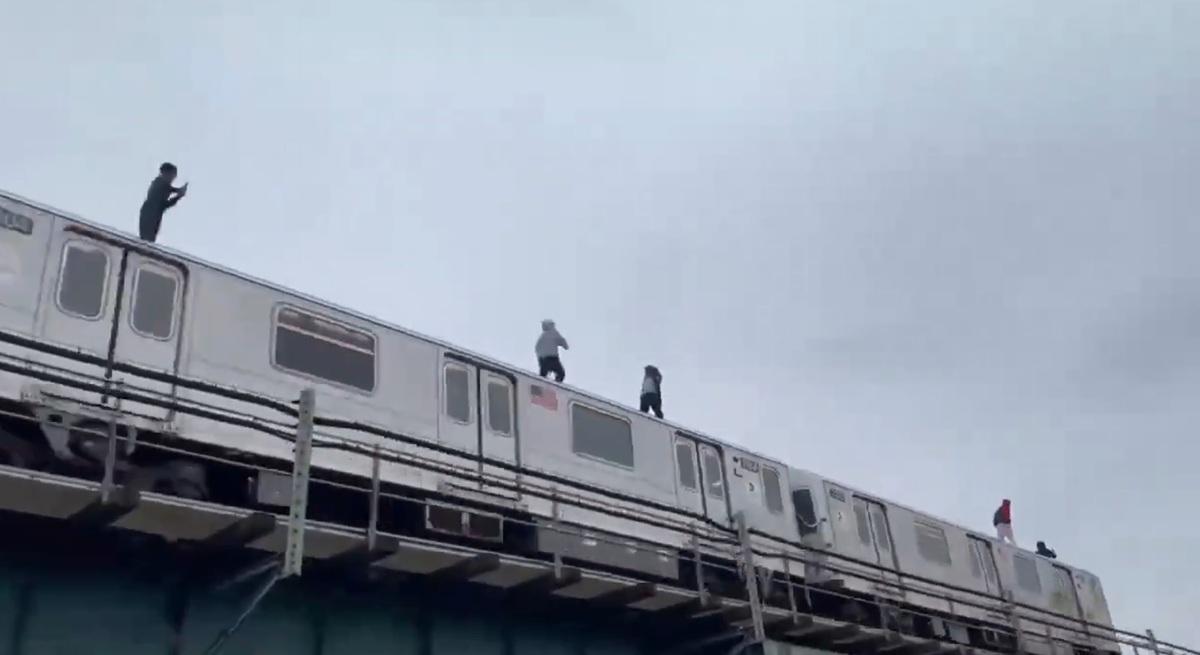 最近地鐵衝浪（subway surfing）直播熱潮襲捲美國。 圖：翻攝自中華人礦共和國 X 帳號