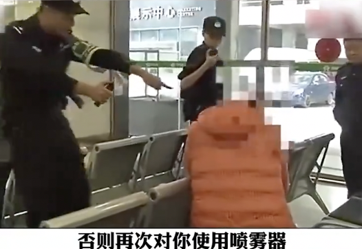 河南民眾向銀行索要賠償無門，慘遭當地執法人員噴灑「辣椒水」驅離。 圖 擷取自：Ｘ帳號@DXDWX999
