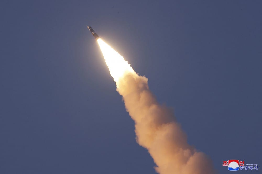北韓31日試射新型洲際彈道導彈「火星-19」。 圖：翻攝朝中社