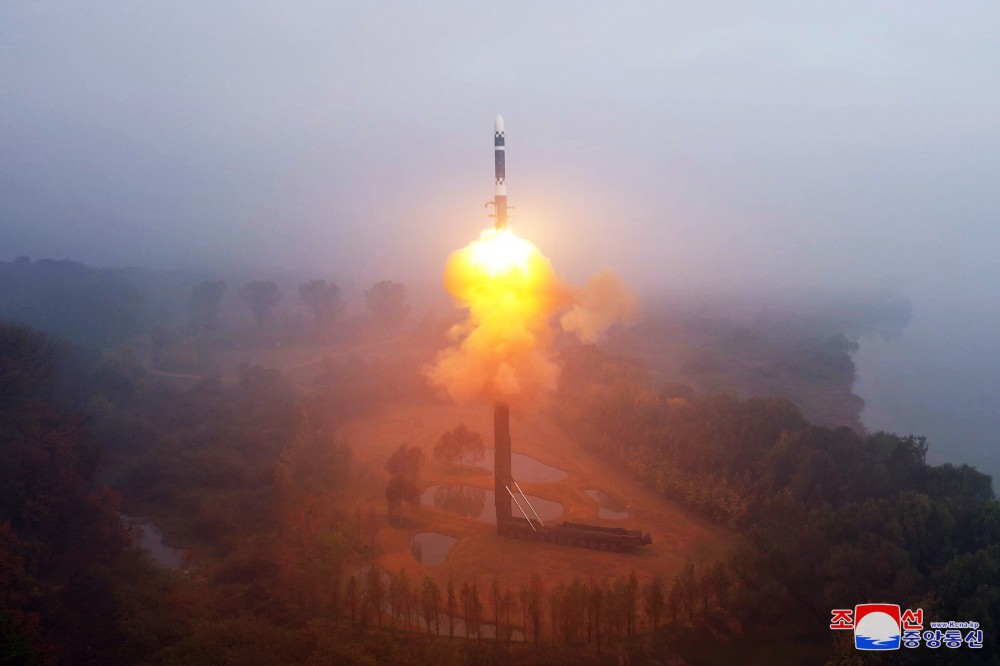 北韓31日試射新型洲際彈道導彈「火星-19」。 圖：翻攝自 朝中社(資料照)