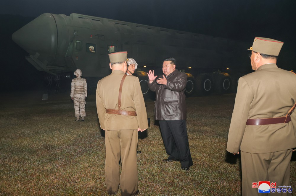 北韓31日試射新型洲際彈道導彈「火星-19」，金正恩親自視察。 圖：翻攝朝中社