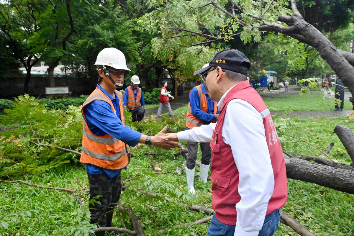 侯友宜感謝第一線同仁災後立刻投入環境清整復原工作。 圖：新北市政府/提供