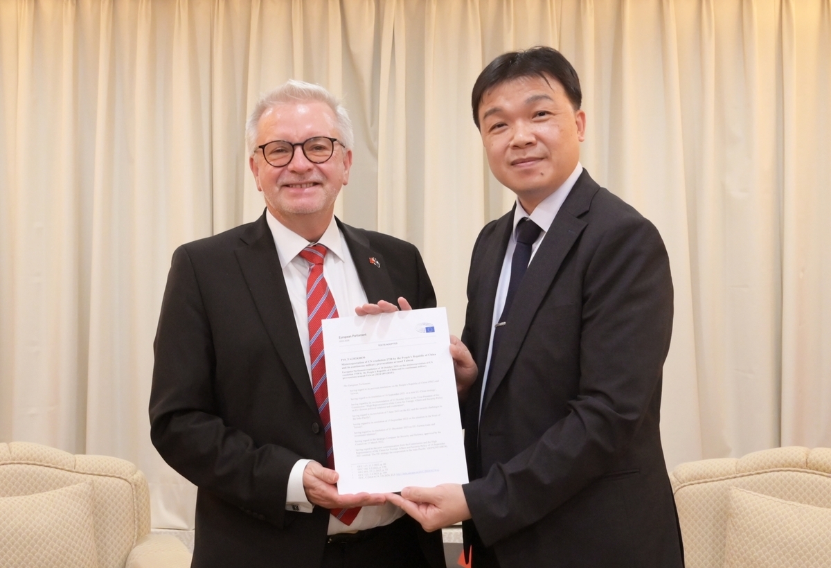 大陸委員會副主委沈有忠接待由歐洲議會友台小組主席凱勒（Michael Gahler）率領的「歐洲議會跨黨派友我議員訪台團」，團長凱勒並於現場將正式決議案影本交給沈有忠，以實際行動展現挺台決心。 圖：陸委會提供