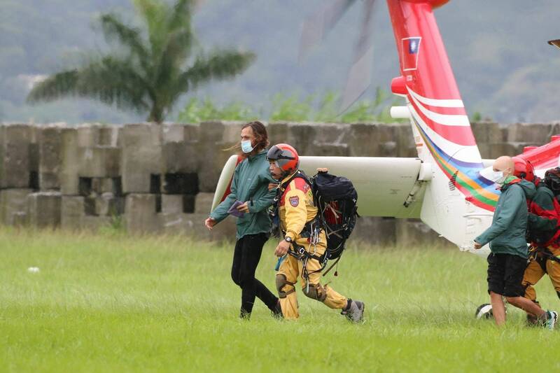 捷克登山客今天早上搭直升機降落花蓮德興運動場。 圖：民眾／提供