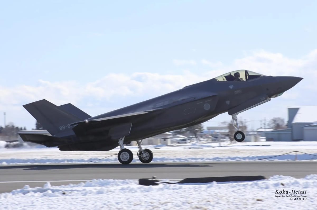 日本航空自衛隊F-35A戰機。圖為降落三澤基地照片，非本次意外機場、飛機。 圖：翻攝Japan Air Self-Defense Force網頁