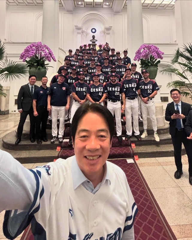 賴清德與捷克隊大玩自拍，借位成果照曝光。 圖：翻攝蔡其昌Threads