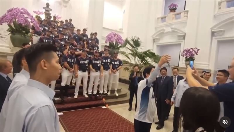 賴清德與捷克隊大玩自拍，借位成果照曝光。 圖：翻攝蔡其昌Threads
