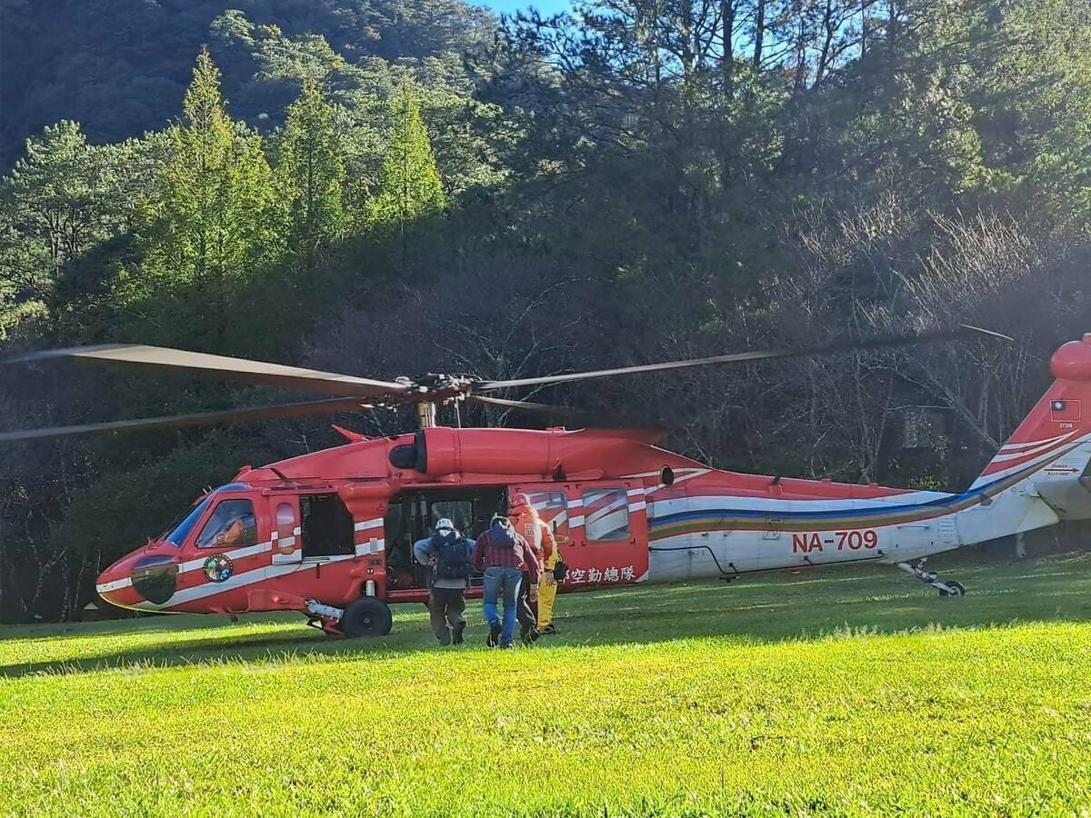 南投4村民因颱風被困卡社溪，今空勤直升機救援，已安全。 圖：翻攝自南投縣議員 林庭秝 Ali Walis 臉書專頁