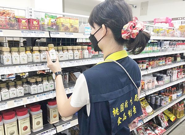 新北市發現「飛馬牌咖哩粉」含蘇丹色素，已流入9縣市。桃園市衛生局指示下架並退貨，並將擴大檢驗辛香料，確保食品安全。 圖：桃園市政府衛生局／提供