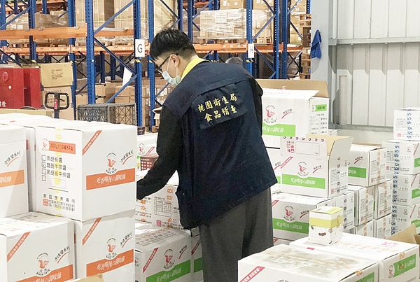 新北市發現「飛馬牌咖哩粉」含蘇丹色素，已流入9縣市。桃園市衛生局指示下架並退貨，並將擴大檢驗辛香料，確保食品安全。 圖：桃園市政府衛生局／提供