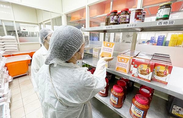 新北市發現「飛馬牌咖哩粉」含蘇丹色素，已流入9縣市。桃園市衛生局指示下架並退貨，並將擴大檢驗辛香料，確保食品安全。 圖：桃園市政府衛生局／提供