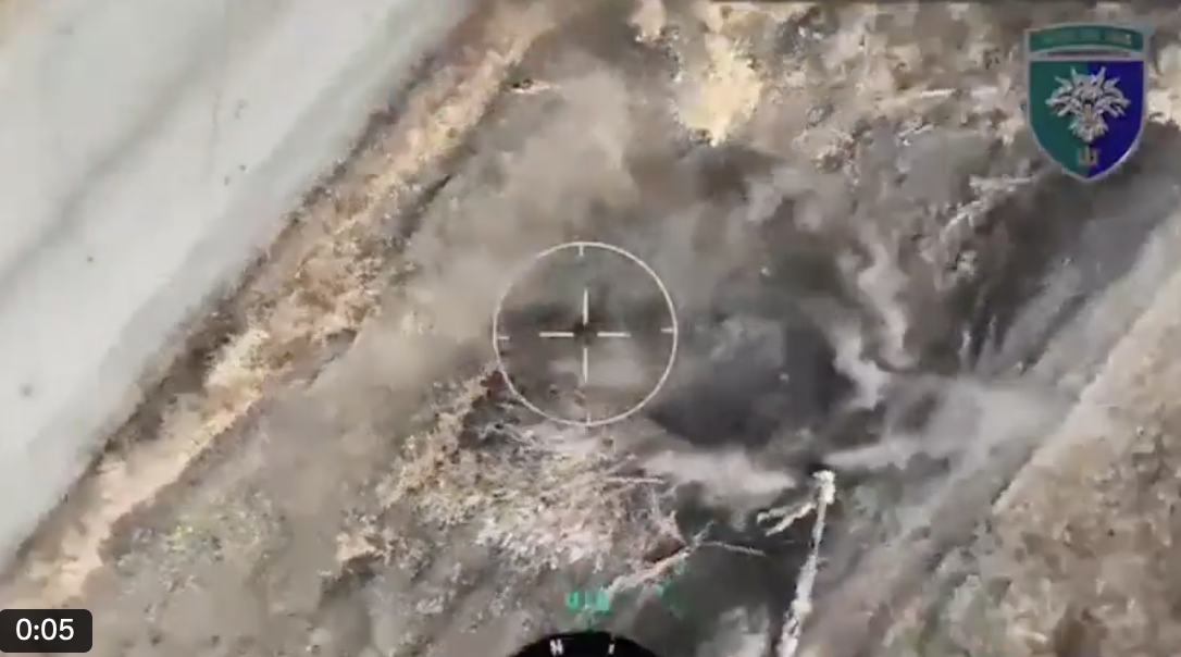 烏克蘭海軍無人機部隊擊中試圖伏擊烏軍的俄羅斯部隊。 圖：翻攝自X / @rainbow78521