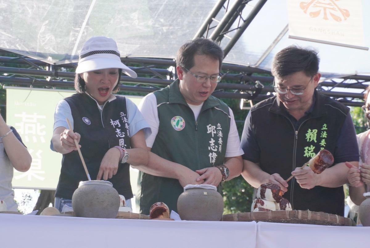 柯志恩(左)出席高雄眷村嘉年華同框邱志偉(中)、賴瑞隆(右)。 圖：柯志恩辦公室/提供