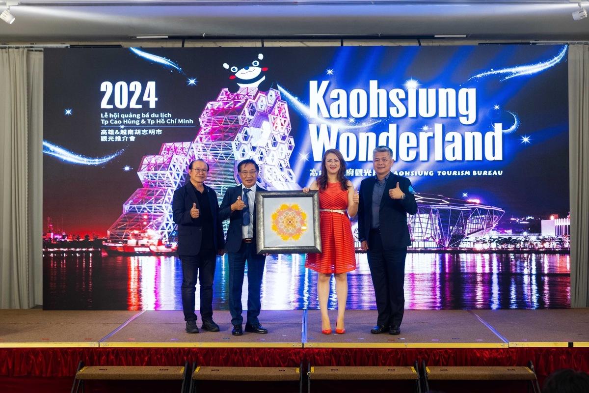 李天柒(左二)率越南台灣商會聯合總會侯任總會長袁濟凡(左一)、越南台灣商會聯合總會胡志明市分會會長曾潮星(右一)到場力挺。 圖：高雄市觀光局提供