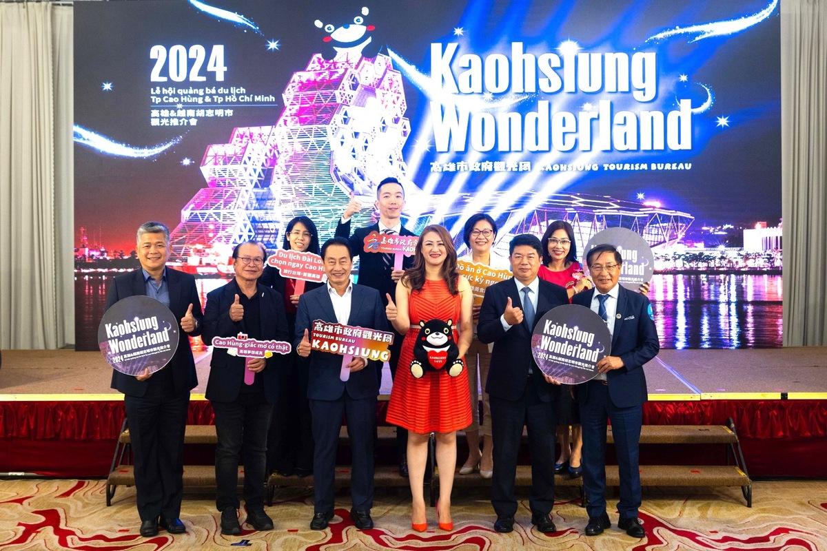 高閔琳(前排右三)與越南在地貴賓。 圖：高雄市觀光局提供