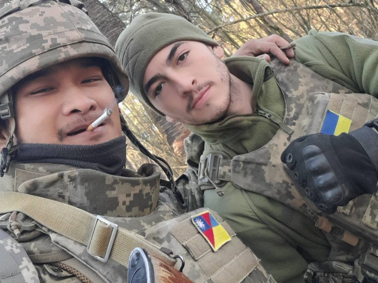特戰兵退伍的高雄男子吳忠達（左）1日不幸在烏克蘭前線戰死。 圖：翻攝中華民國海軍陸戰隊備役士官長全國協會臉書