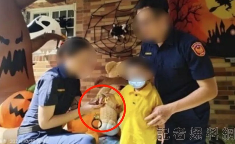 一對警官夫妻日前在萬聖節讓孩子穿著黃色上衣、貼上眼鏡貼圖，Cosplay柯文哲，上演「阿北上銬」的畫面。