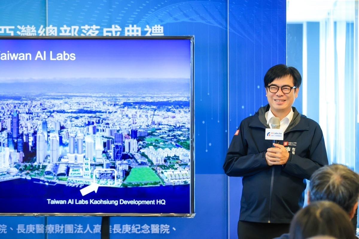 陳其邁向使節代表團介紹高雄在人工智慧、數位與淨零轉型。 圖：高雄市行國處提供