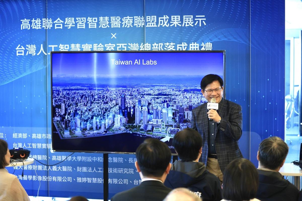 林佳龍向使節代表團介紹高雄在人工智慧、數位與淨零轉型。 圖：高雄市行國處提供