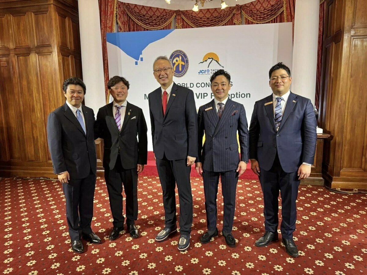 外交部政務次長吳志中與各國青商會代表交流互動。 圖：外交部提供