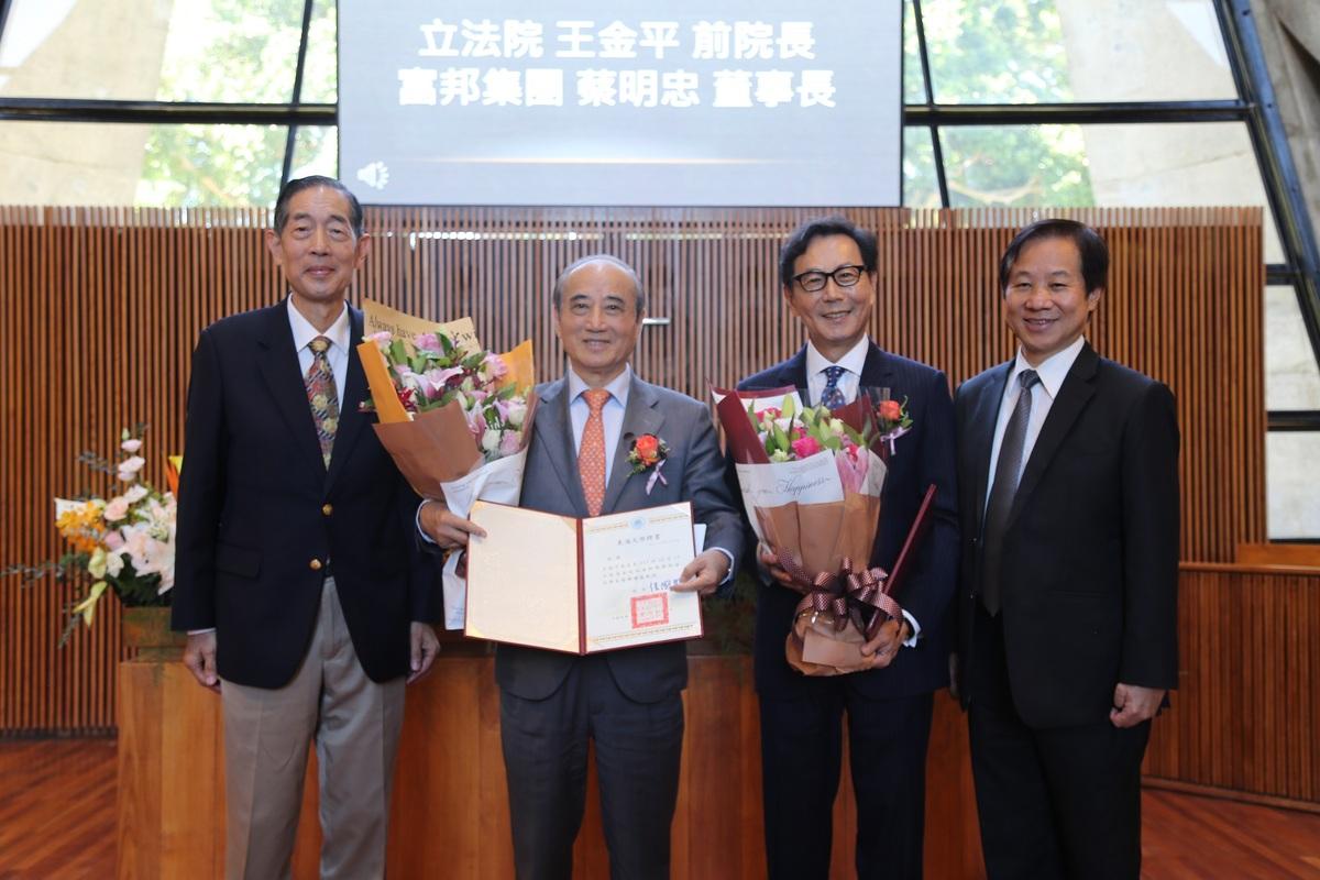 東海大學69週年校慶典禮上，前立法院長王金平和富邦集團董事長蔡明忠獲聘出任講座教授。 圖：東海大學/提供