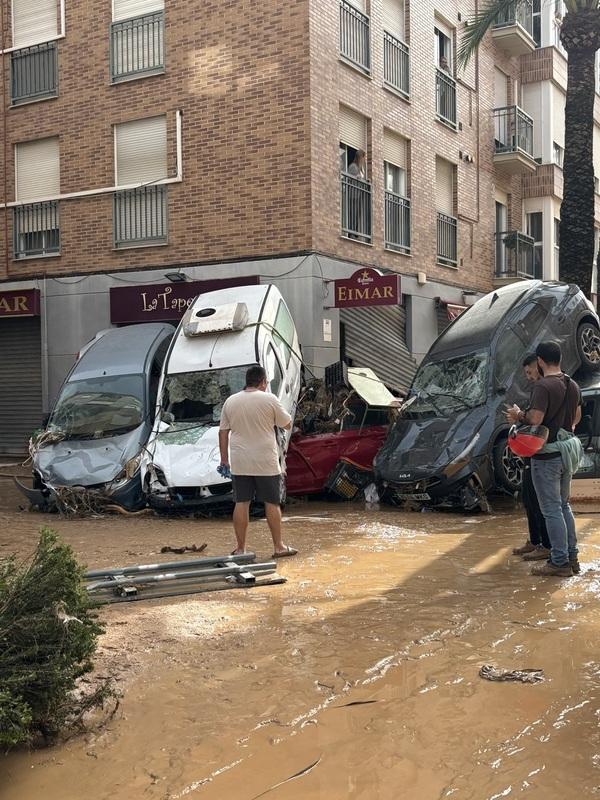 西班牙瓦倫西亞自治區發生毀滅性洪災，逾200人喪命，民眾財產損失難以估計。 圖：翻攝「X」@balzqzquez40119