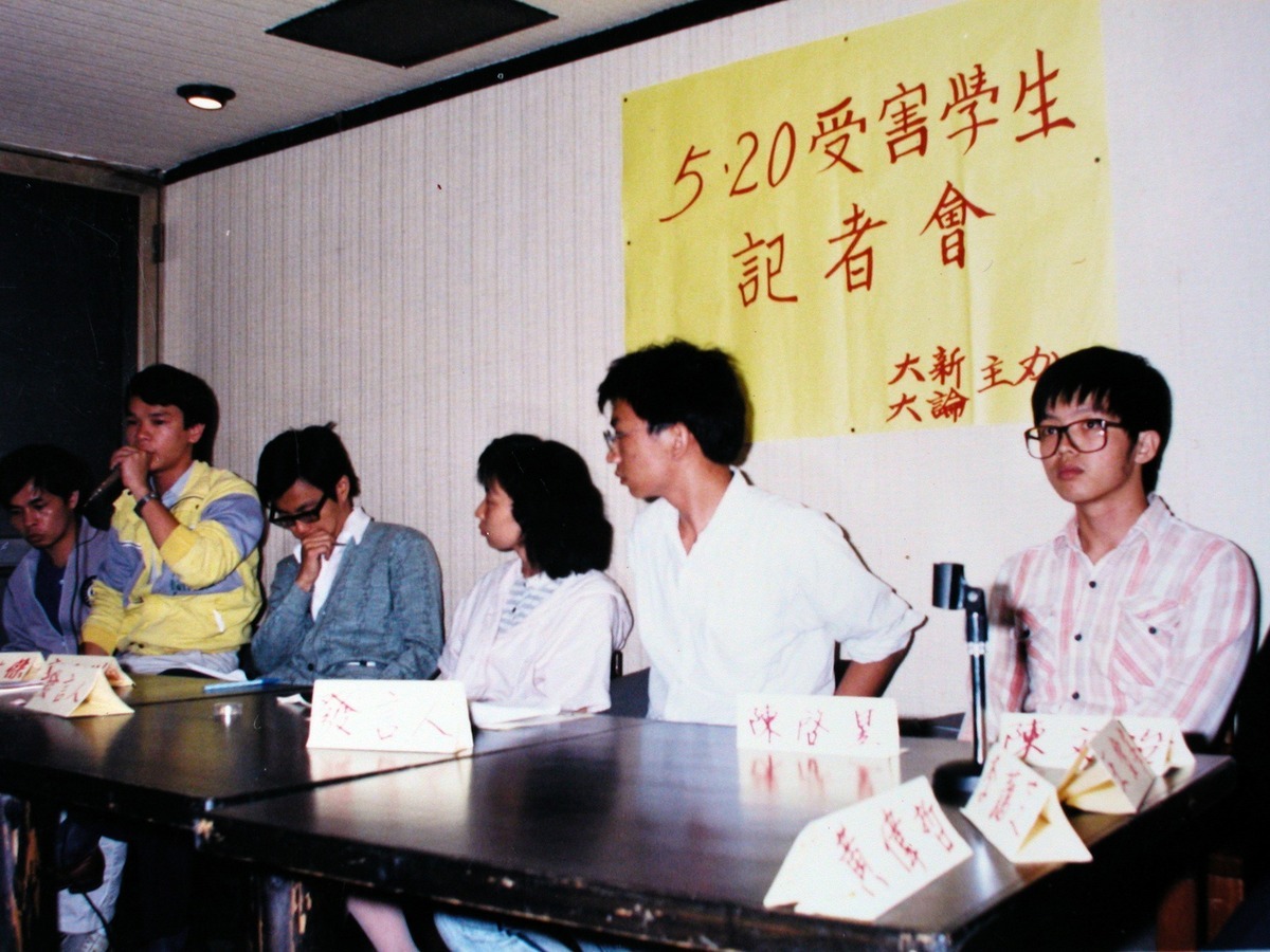 520受害學生記者會。右起陳啓昱、徐永明、張乃文（張俊宏女兒）、郭文彬、拿麥克風的許世傑（小傑）。 圖:邱萬興提供