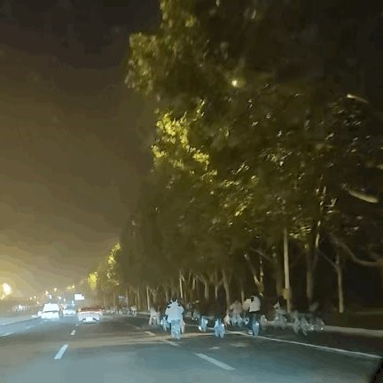 這支 「夜襲軍」 長達數十公里，橫貫鄭開大道，造成交通堵塞，引來當地交警全程護航。到達目的地後，大學生們在開封市鼓樓區品味美食，並在景點打卡拍照。 圖片來源: X 帳號@nsky_c