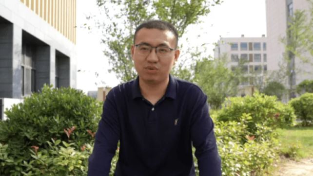 中國江蘇省漣水中專老師王閏秋在2024年阿里巴巴全球數學競賽中協助姜萍作弊。 圖：翻攝微博