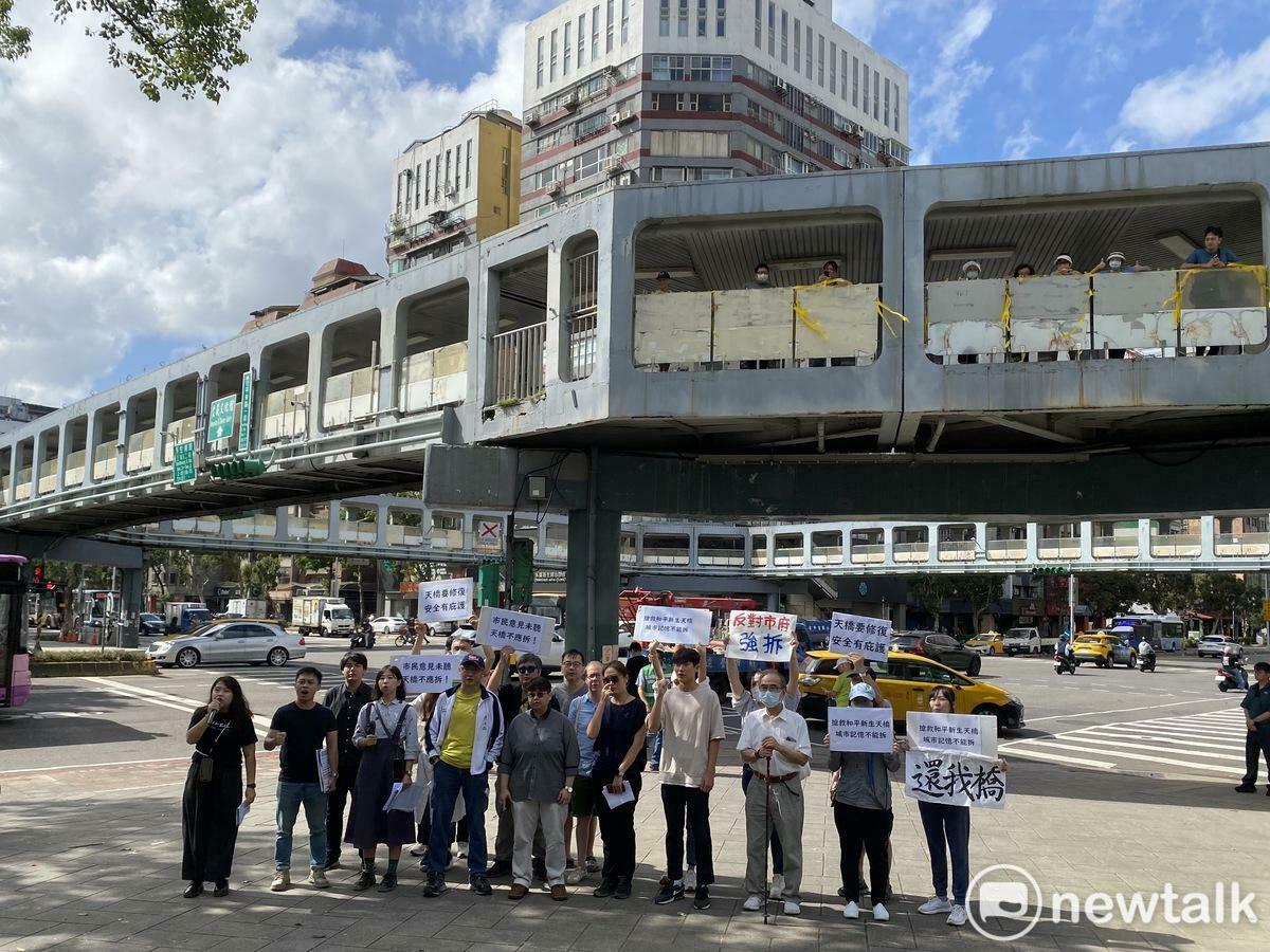 民團「守護和平新生天橋」今在天橋下召開記者會。 圖：周煊惠 / 攝（資料照）
