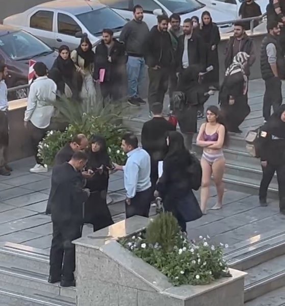一名伊朗女學生在德黑蘭 ( Tehran ) 的伊斯蘭阿札德大學 ( Islamic Azad University ) 的校園內脫去衣物，抗議該國強制戴頭巾規定，事件社交媒體廣為流傳，引發了關於女性個人自由的激烈討論。 圖片來源: X 帳號@tankman2002