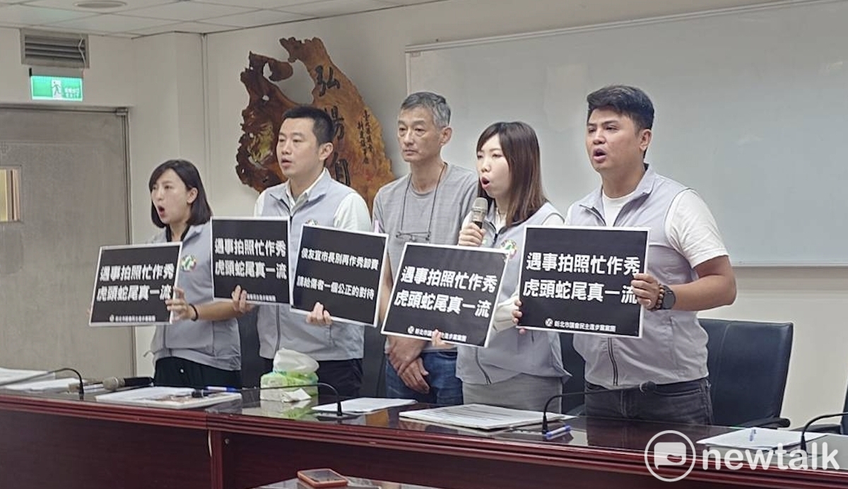 受害家屬由民進黨團陪同召開記者會，控訴市府淡化真相、只會作秀。 圖：林昀真/攝